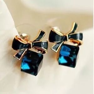 3/$15🔥Blue crystal bowtie stud earrings
